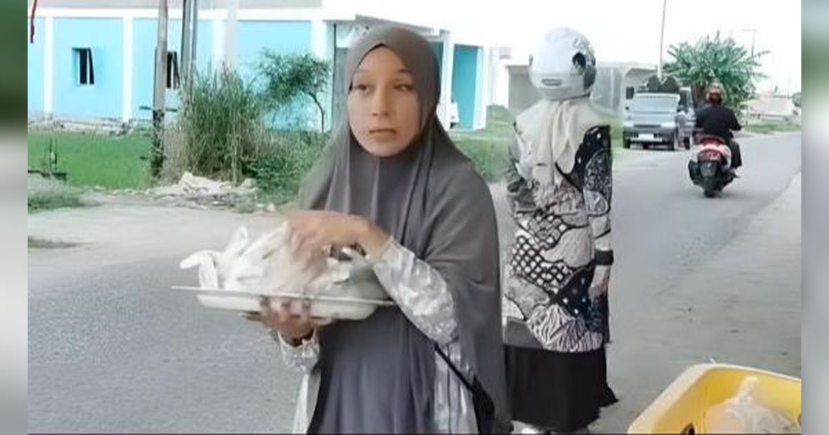 Ngakak! Saking Senangnya Dapat Paket Nasi Kuning Gratis, Bapak Ini Lupa Istri yang Diboncengnya Tertinggal di Pinggir Jalan