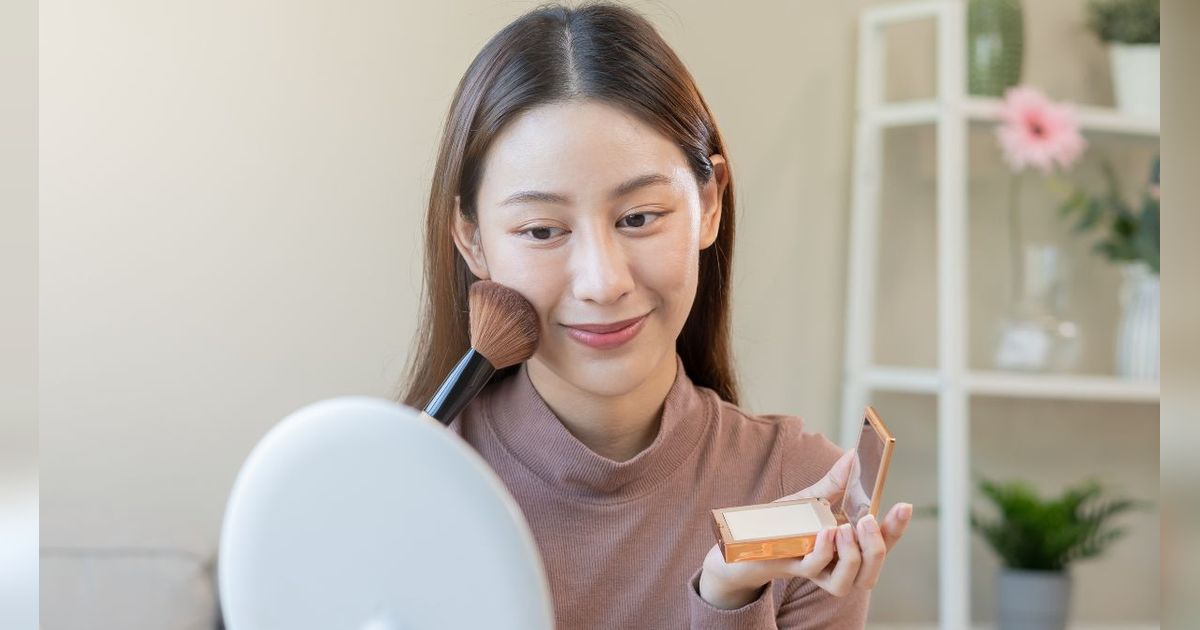 Makeup Gampang Crack, Mungkin Kamu Salah Cara Pakai Bedak