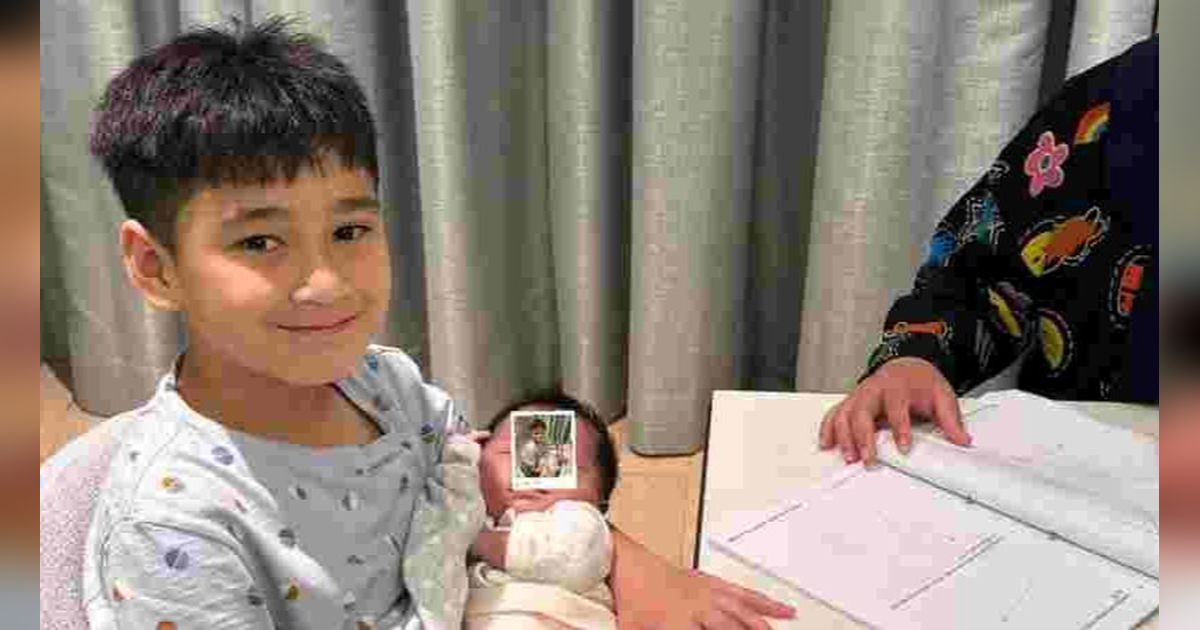 10 Potret Rafathar Rela Gendong Baby Lilly Meski Lagi Ngerjain PR