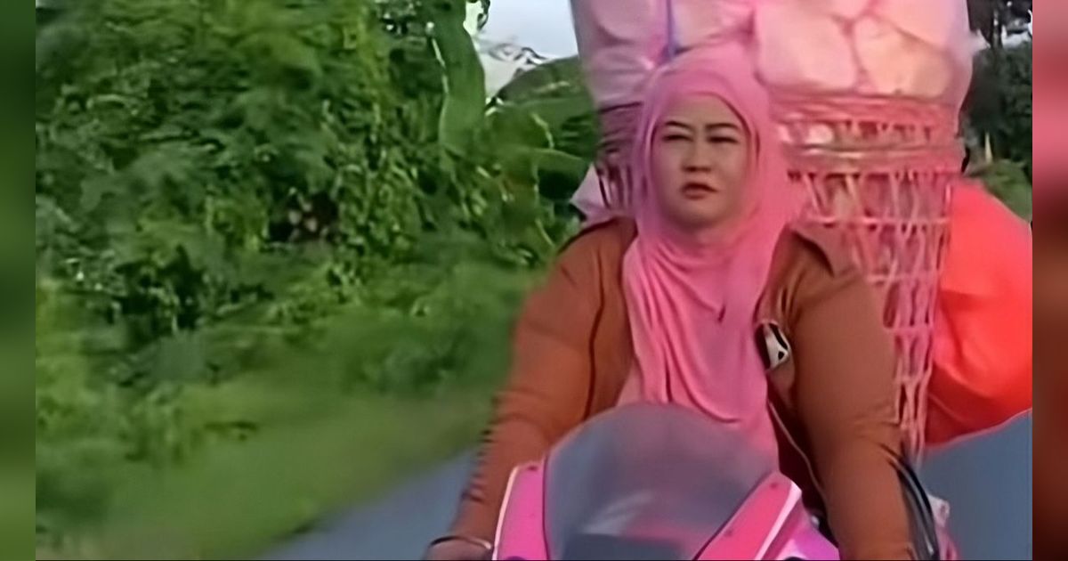 Potret Perkasa Ibu Penjual Kerupuk Pakai Motor Sport Hello Kitty