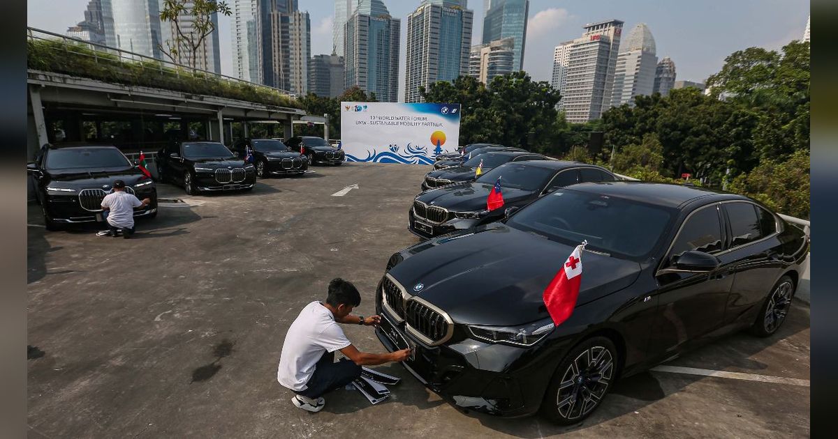 FOTO: BMW Serahkan 51 Mobil Listrik Mewah untuk Delegasi KTT WWF Bali