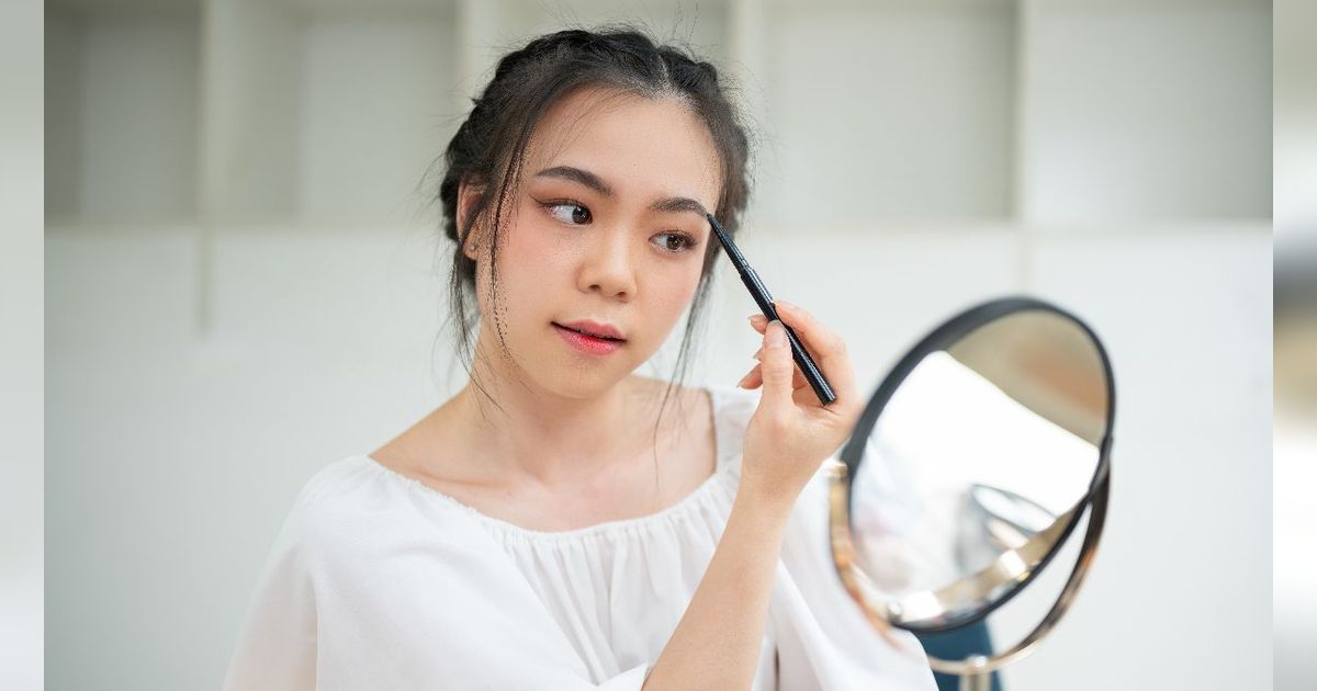 Tak Perlu Dibingkai, Tutorial Simpel Cara Rias Alis Tebal dan Rapi