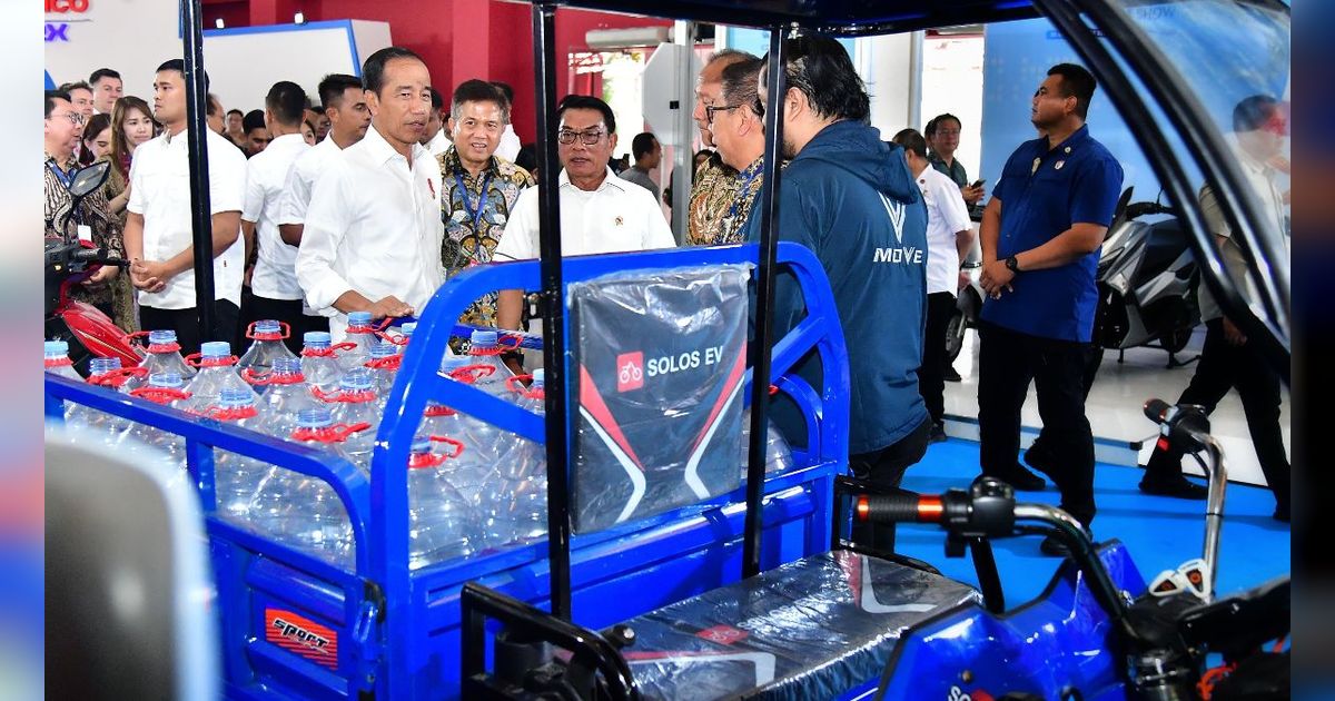 Jokowi Senang Lihat Kendaraan Listrik Menjamur, Pastikan Pabrik Baterai Mobil Listrik Beroperasi Bulan Depan