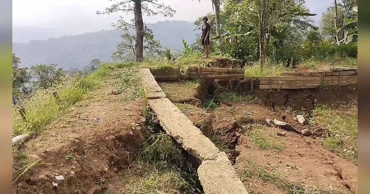 Melihat Desa Sukamulya di Garut yang Alami Pergerakan Tanah Sejak Maret, Retakan Memanjang dengan Kedalaman 12 Meter
