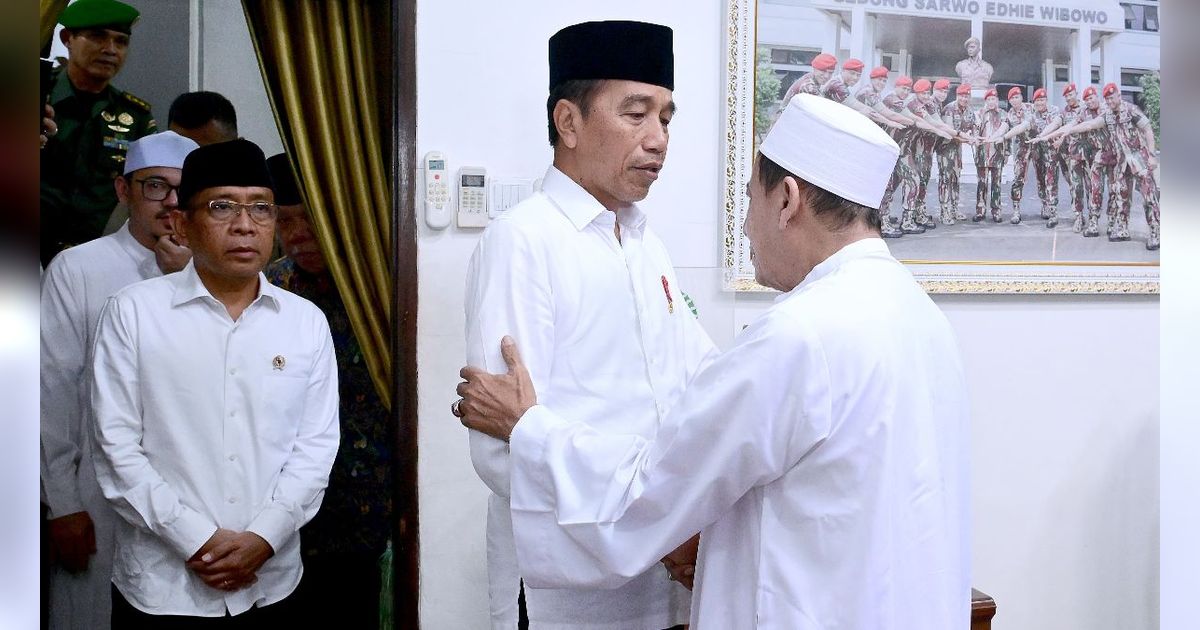 VIDEO: Presiden Jokowi Takziah ke Kediaman Habib Luthfi, Ikut Salat Jenazah