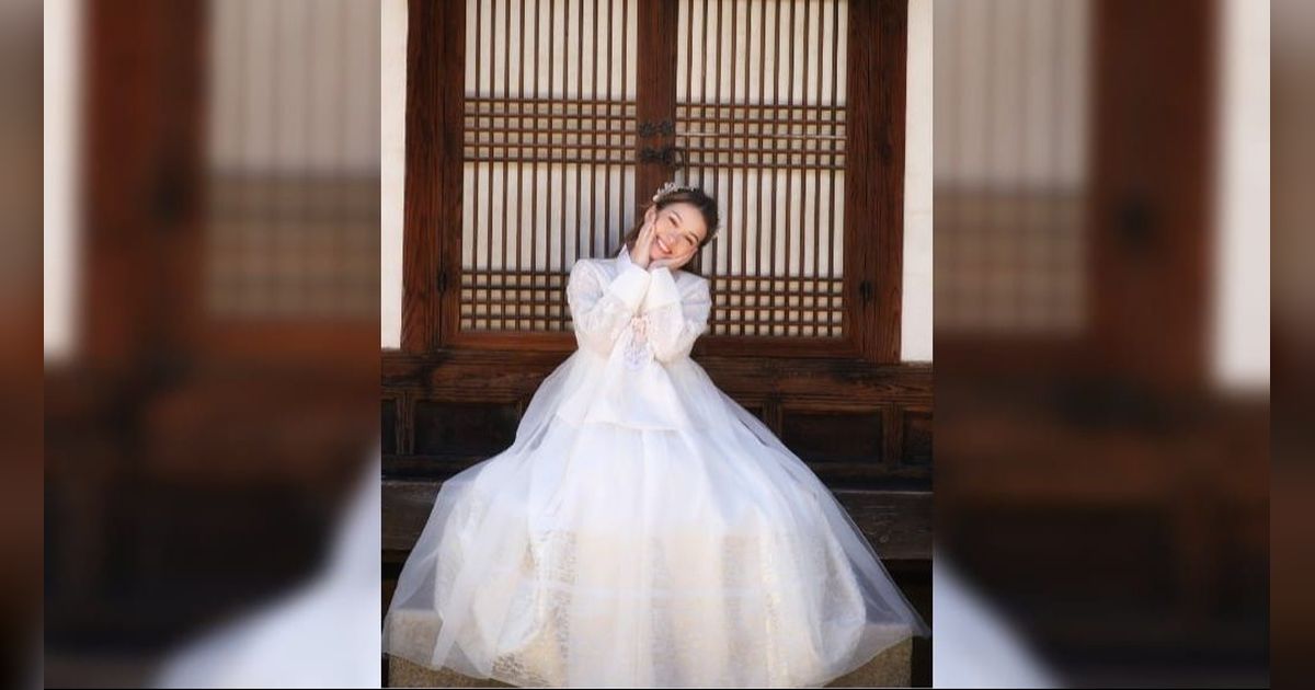 7 Potret Cantik Rebecca Klopper Tampil Pakai Pakai Hanbok saat Liburan di Korea Selatan, Bikin Netizen Terpesona