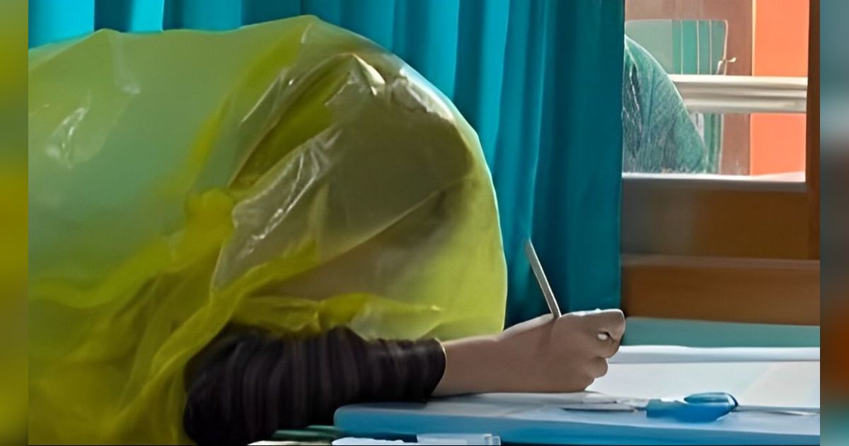 Guru Perlihatkan Gaya Unik Muridnya Belajar di Kelas, Tutupi Wajah Pakai Plastik