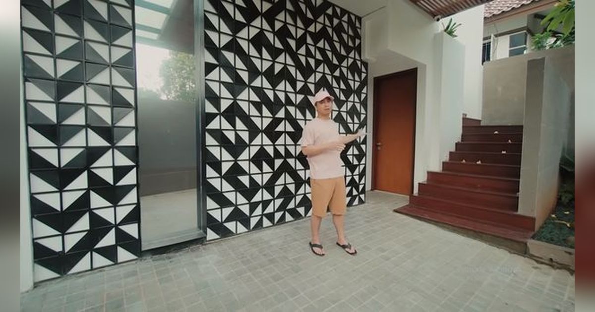 Penampakan Rumah Mewah Raditya Dika yang Berhantu