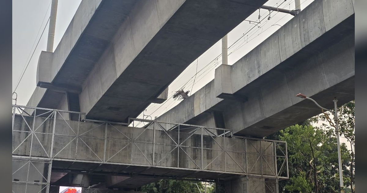 VIDEO: Besi Crane Jatuh Timpa Jalur MRT Dekat Kantor Kejagung, Saksi Sebut Ada Percikan Api