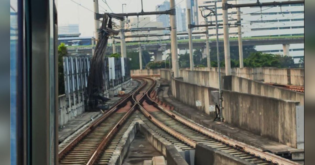 Detik-Detik Menegangkan Besi Crane Jatuh dan Ditabrak MRT, Warga Panik Dengar Hantaman Keras