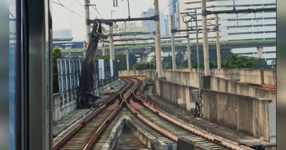 Kronologi Besi Crane Proyek Kejagung Jatuh Lalu Dihantam MRT sampai Muncul Percikan Api