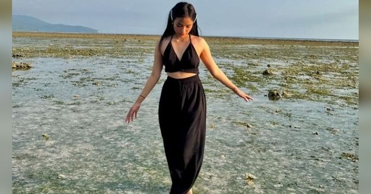 10	Adu Gaya Aaliyah Massaid VS Fuji Saat Main di Pantai, Mantan Thariq Halilintar Kalah Seksi?