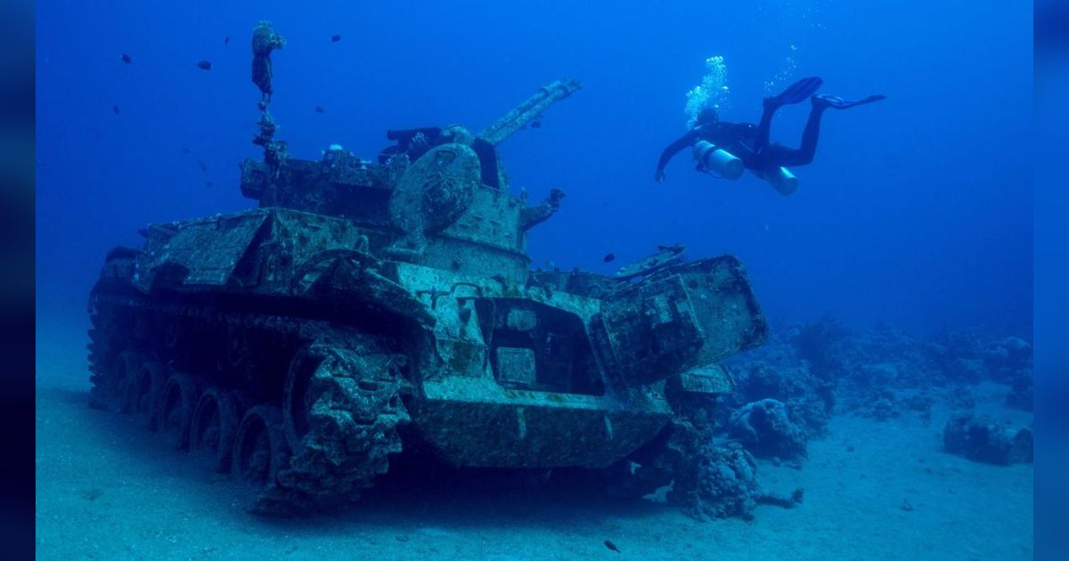 FOTO: Penampakan Museum Militer Bawah Air di Yordania, Ada Tank hingga Helikopter Perang