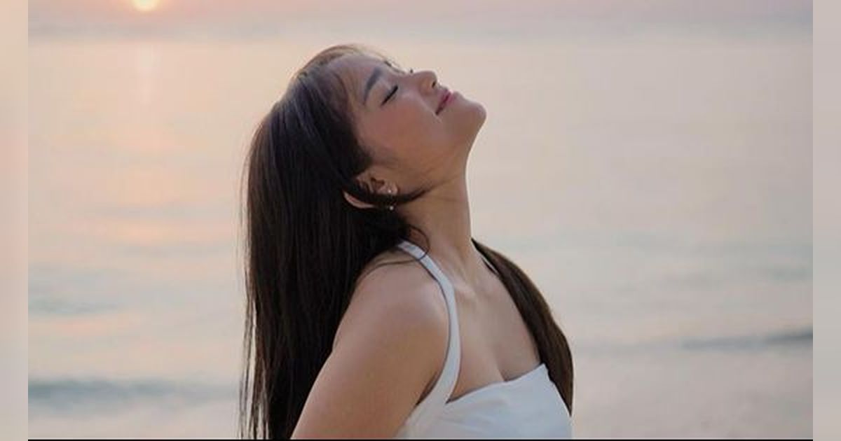 10 Potret Fuji saat Main di Pantai, Tampilannya Menggoda dengan Dress Ketat