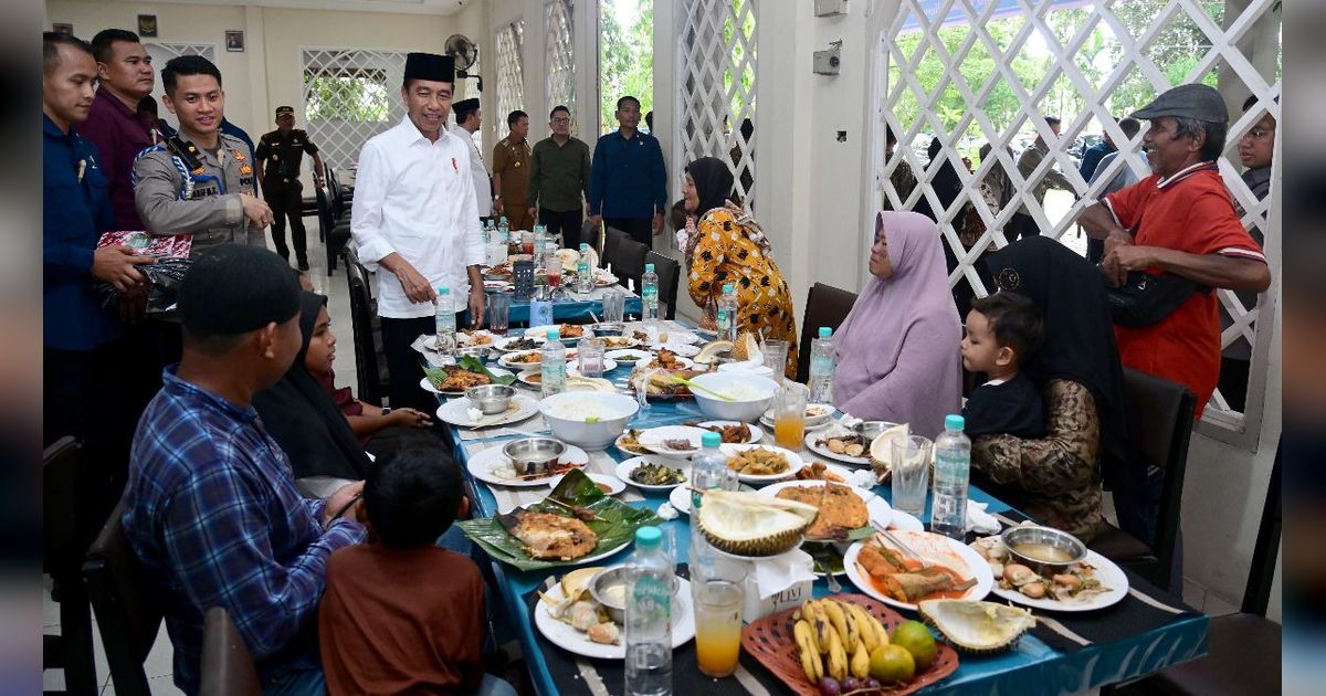 Senyum Warga di Kampar Riau Makan Siang Bareng Presiden Jokowi: Nanti Dibungkus Pak