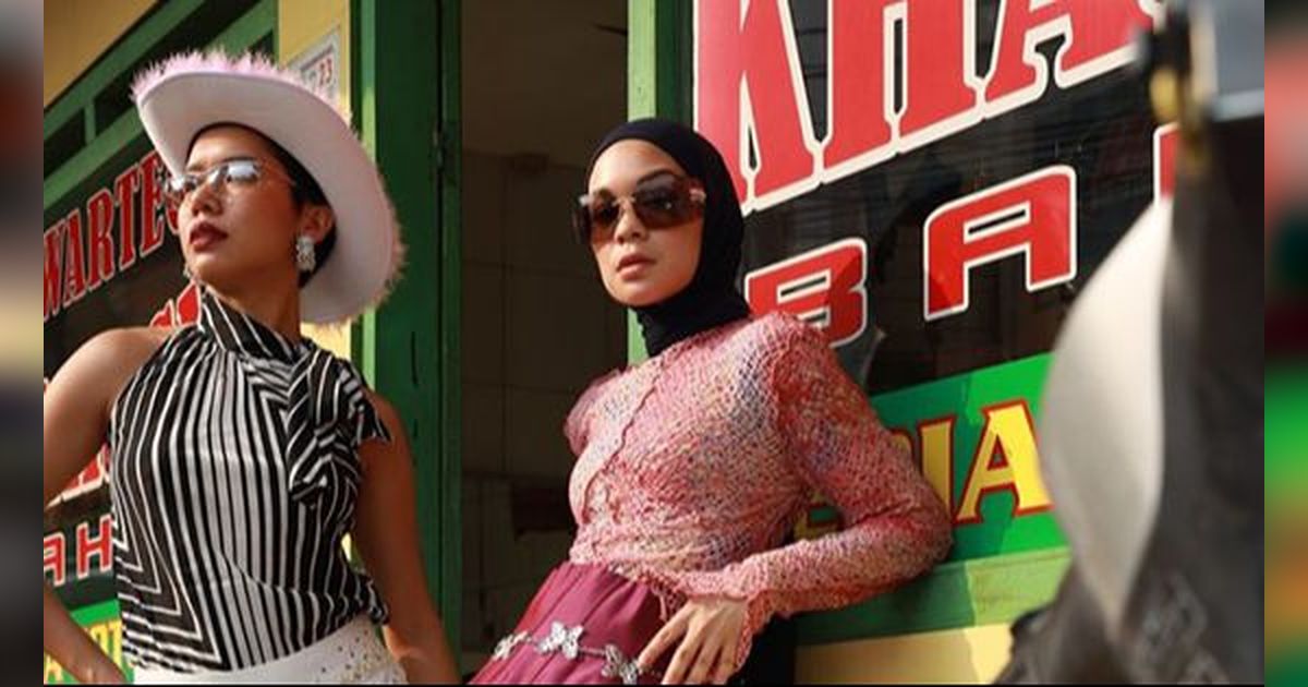 10 Gaya Nyentrik Tantri Namirah Pemotretan di Warteg, Salfok Minum Es Teh di Plastik