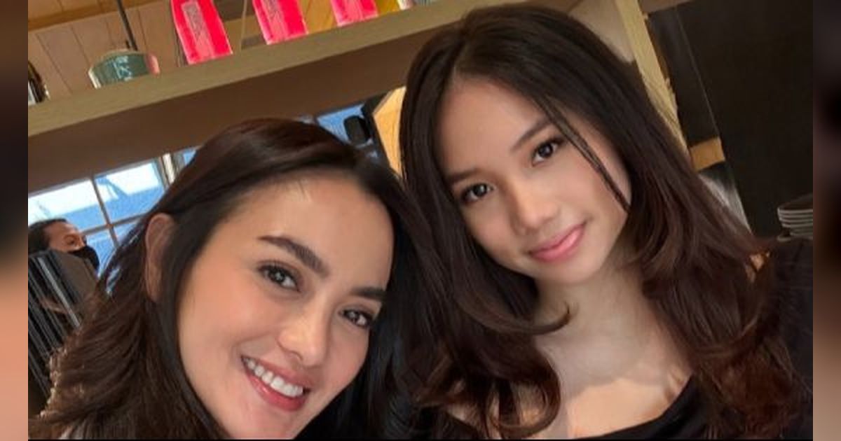 Bak Kakak-Adik, 8 Potret Ririn Ekawati Hangout Bareng Putrinya yang Lagi Mudik ke Indonesia