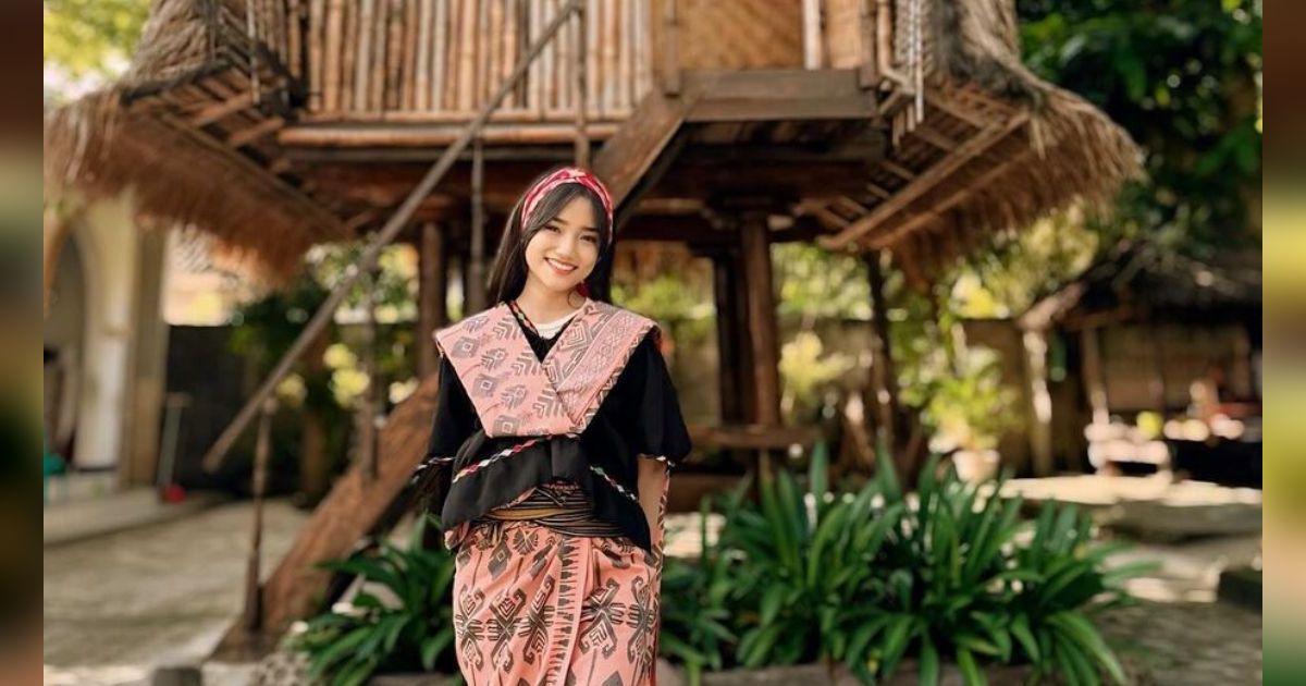 7 Potret Liburan Fuji yang Tampil Berani dengan Atasan Minim di Lombok, Anak Kambing Ikut Dapat Pelukannya