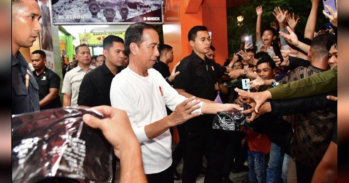 VIDEO: Semringah Jokowi Dapat Kertas Bergambar dari Gadis Kecil, Sempat Kira Minta Tanda Tangan