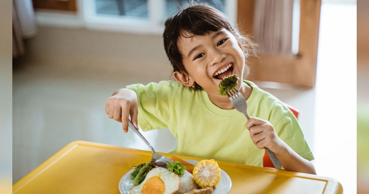 Rekomendasi Dokter Anak, Cara Biar Si Kecil Tak Makan Sambil Main Gadget