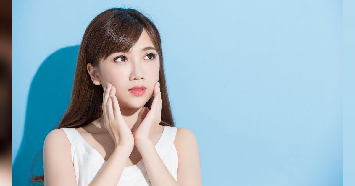 Trik Atasi Makeup Crack di Sekitar Bibir Hanya Pakai Bedak Padat