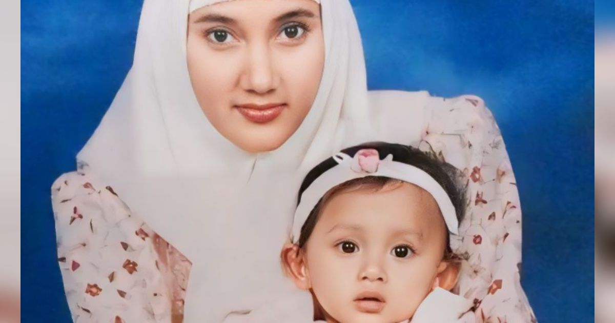 Bayi Perempuan Dipangku Ini Penyanyi Tenar Jebolan Ajang Pencarian Bakat, Gaya Hijabnya Pernah Jadi Tren
