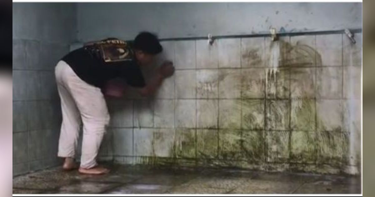 Aksi Pemuda Bersihkan Tempat Wudu Masjid Ini Viral, Tuai Pujian