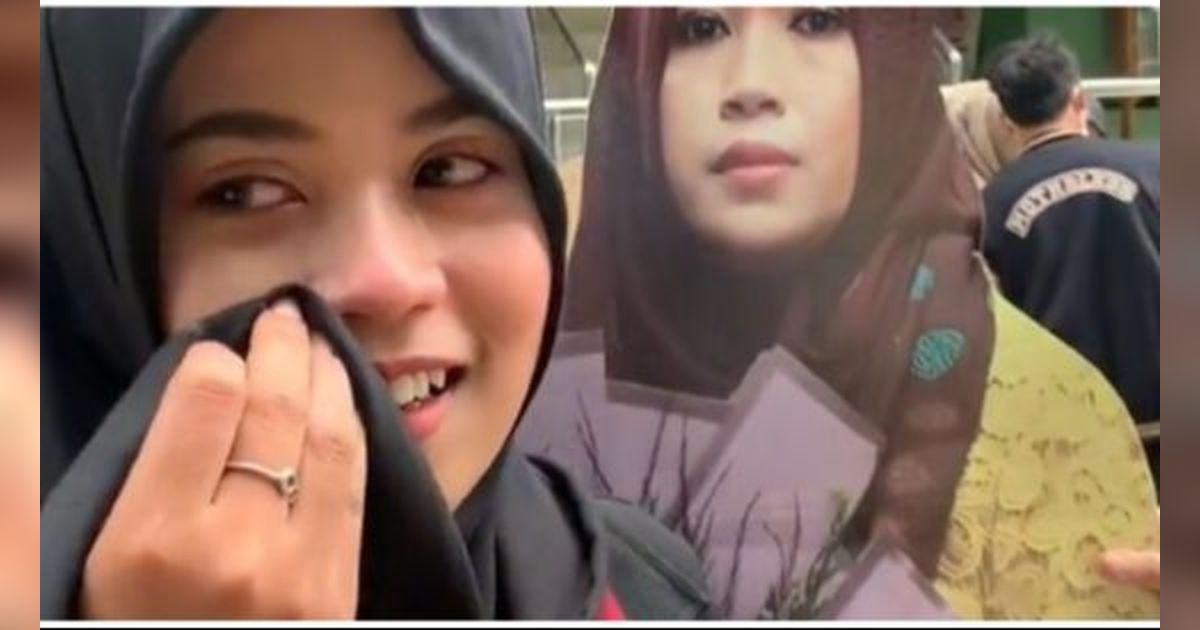 Momen Wanita Dapat Standee Foto Almarhum Ibunya usai Sidang Skripsi Ini Viral, Bikin Haru
