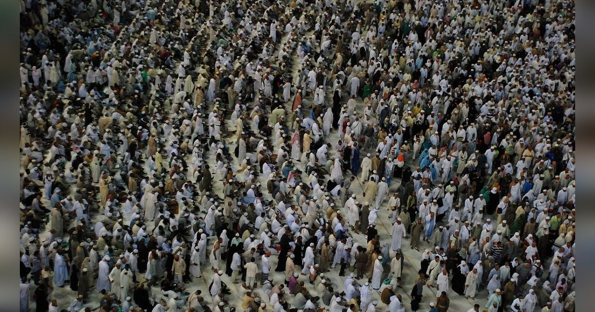 Menabung Rp5 Ribu Setiap Hari selama 19 Tahun, Juru Parkir Asal Jombang Akhirnya Bisa Berangkat Haji Bersama Istri