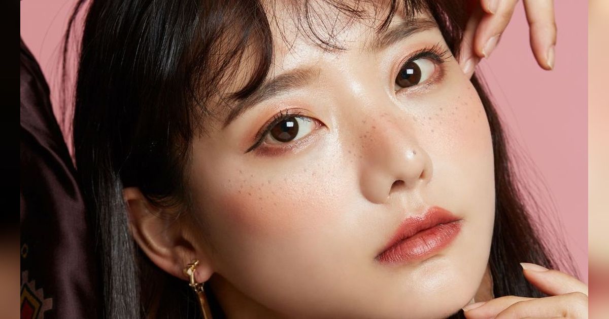 Tutorial Pakai Eyeshadow di Bawah Mata, Hasilnya Look Makin Dramatis