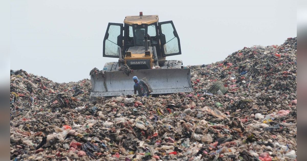 FOTO: Penampakan Gunung Sampah di TPA Burangkeng yang Over Kapasitas dan Mau Diperluas 2,5 Hektar