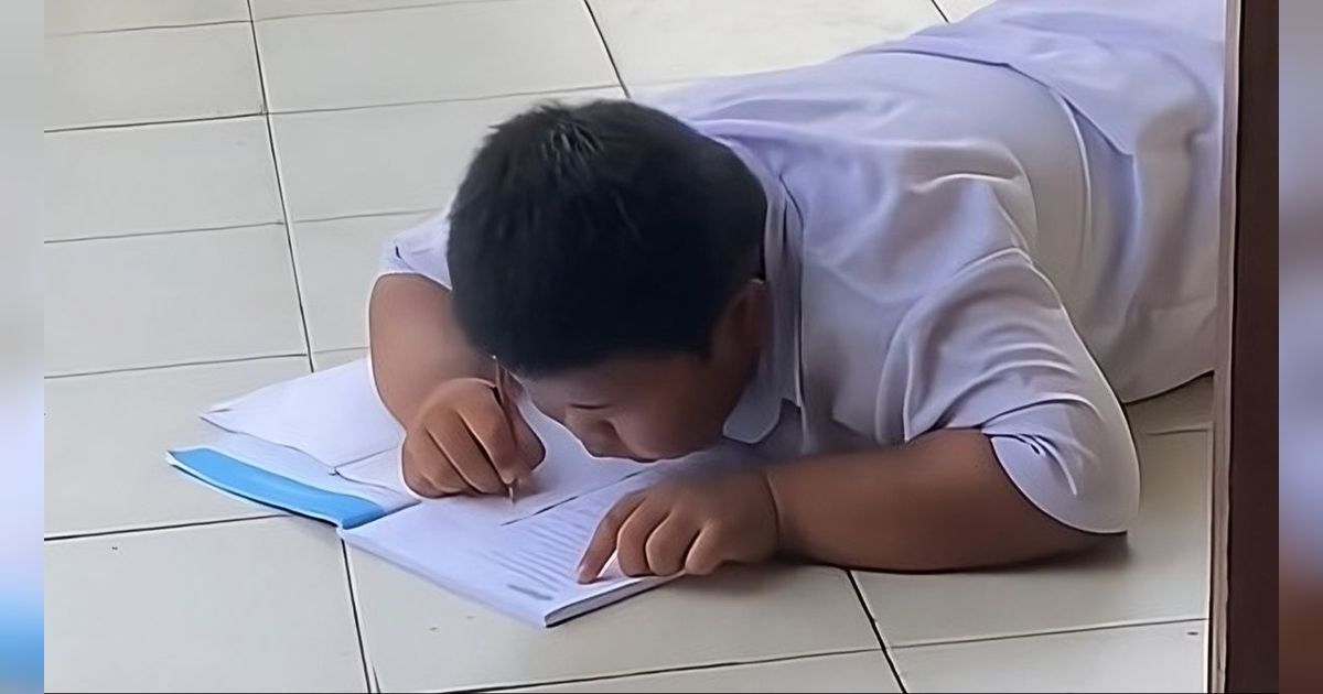 Sabarnya Guru Hadapi Murid yang Selalu Ingin Menulis di Lantai
