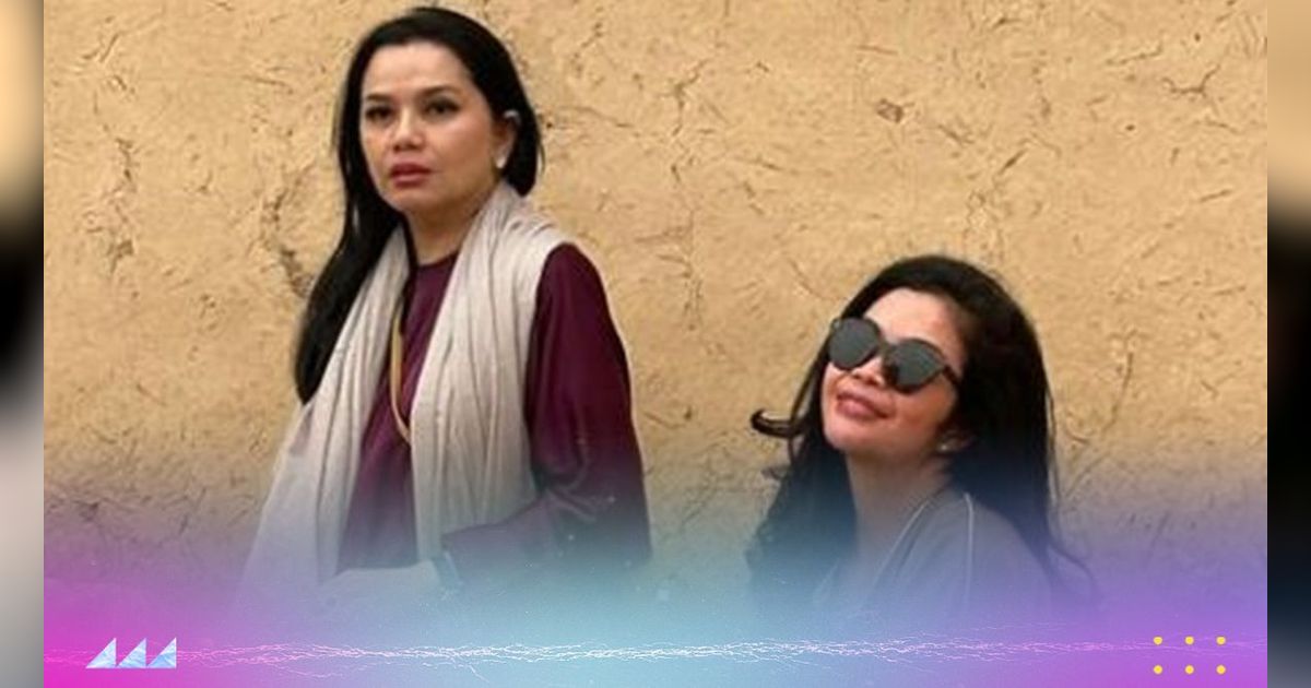 Gaya Stylish Dua Istri Menteri Usai Tunaikan Umroh
