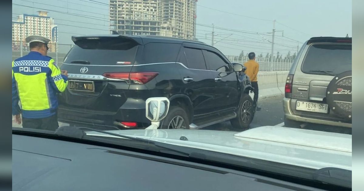 Viral Detik-detik Kecelakaan Fortuner dan Elf di Tol MBZ, Pelat Dinas Berubah Jadi Sipil