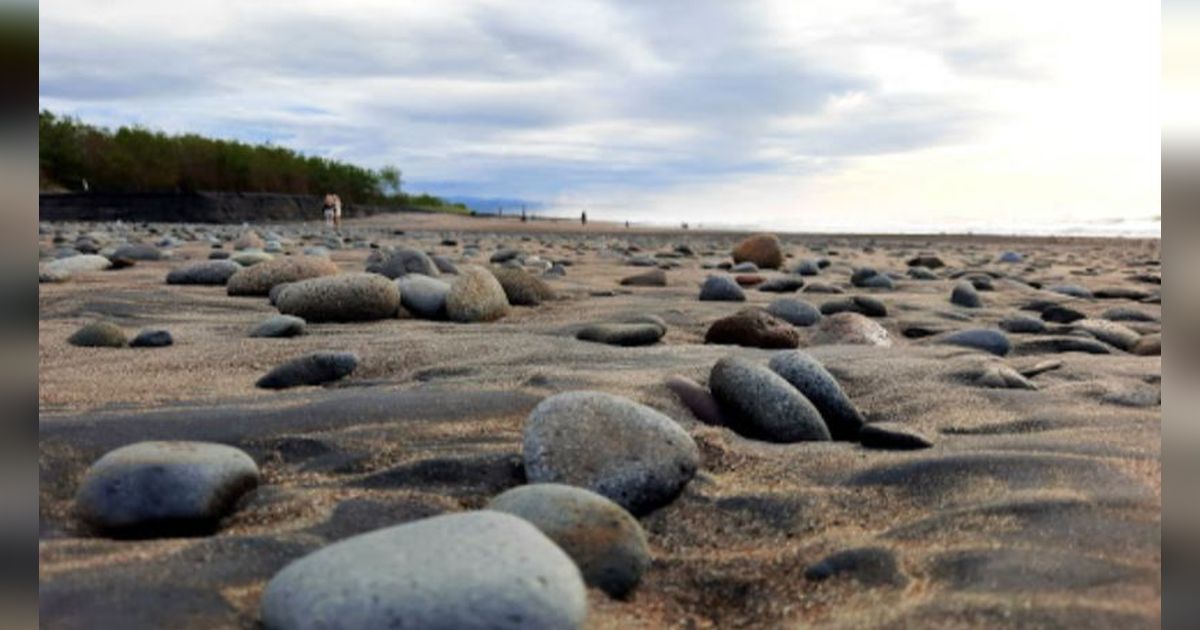 Teduh dan Bikin Betah, Ini Pesona Keindahan Pantai Cemara Cipanglay di Cianjur yang Lagi Viral