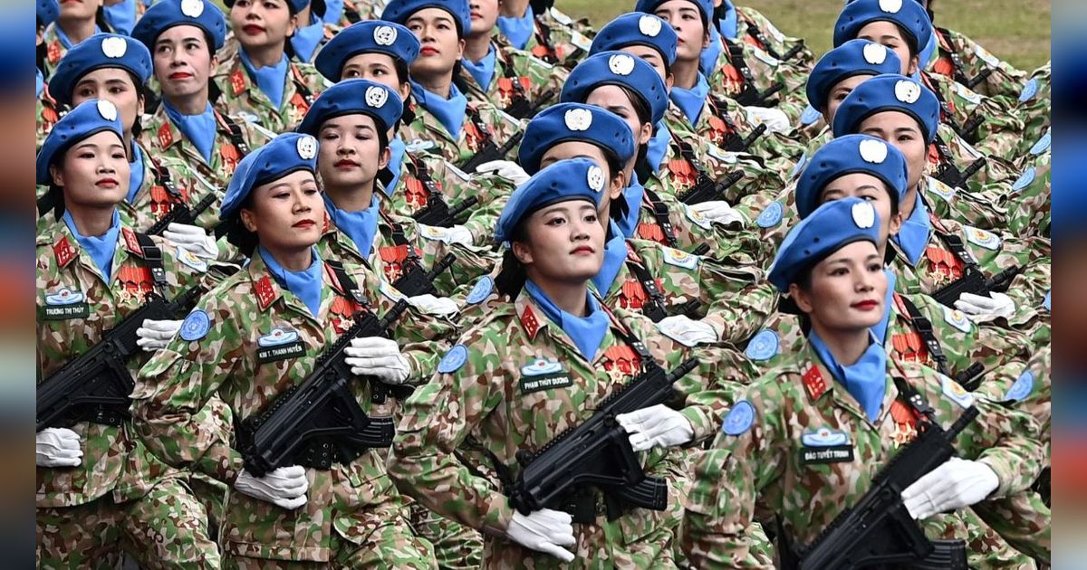 FOTO: Cantik dan Sangar, Ini Potret Tentara Wanita Vietnam Bersenjata Laras Panjang Saat Peringatan Penaklukan Prancis