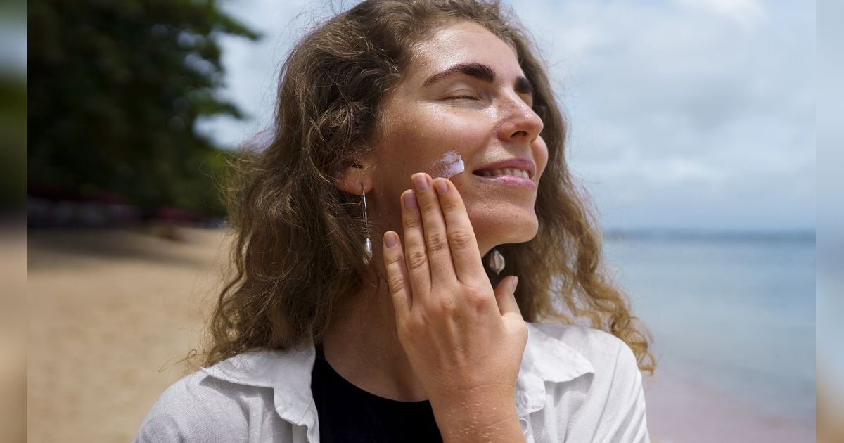 Benarkah Flek Hitam Dapat Diatasi dengan Sunscreen? Berikut Cara Memilih Produk yang Tepat