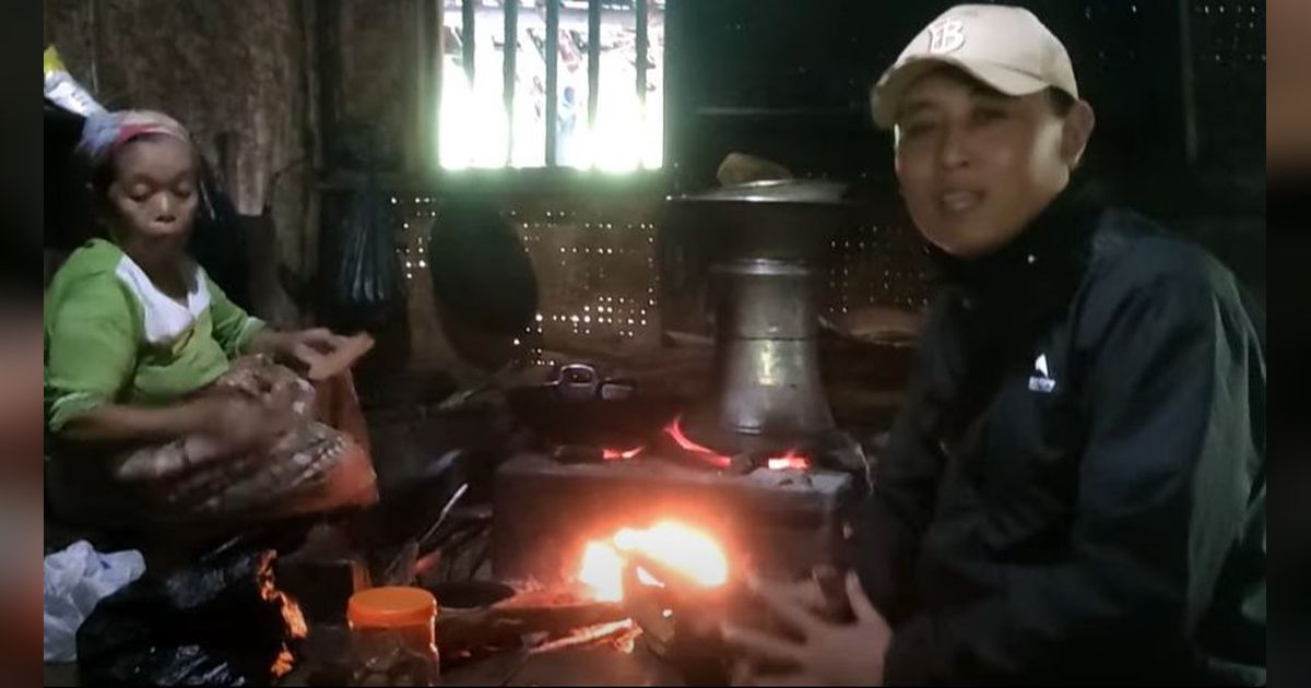 Pasangan Lansia Hidup dengan Damai di Tengah Hutan, Rumahnya Sederhana Berdinding Bilik Bambu