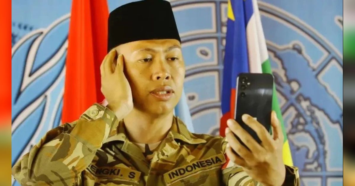 Sedang Tugas di Afrika Tengah, Momen Prajurit TNI Azankan Putrinya yang Baru Lahir Lewat Video Call Ini Penuh Haru