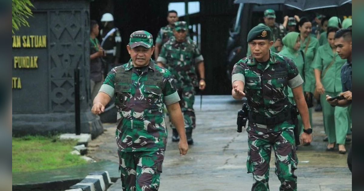 Tanpa Dipayungi Ajudan, Kasad Maruli Hujan-hujanan saat Tugas di Merauke, Sikapnya Disorot