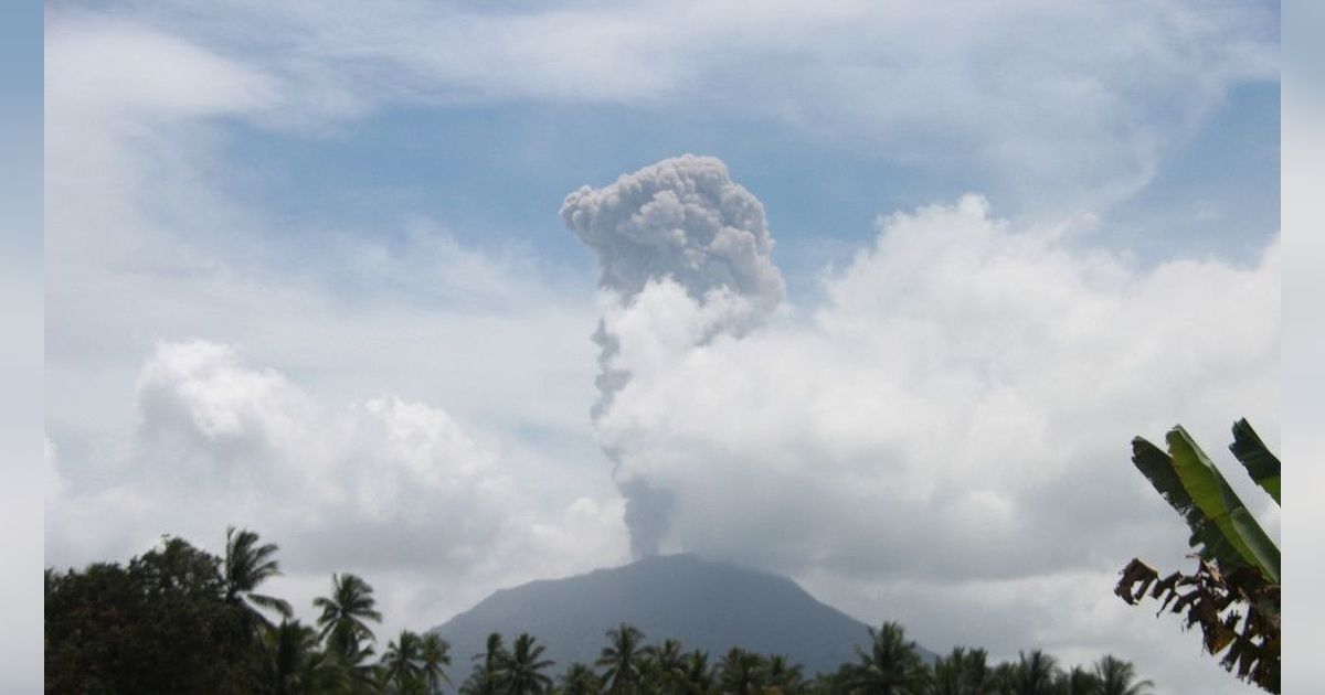 Gunung Ibu di Halmahera Erupsi, Semburkan Abu Setinggi 2.000 Meter