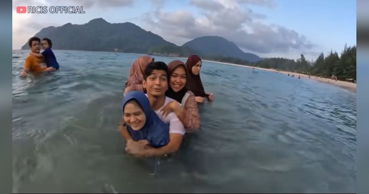 10 Potret Kebersamaan Teuku Ryan & Adiknya Puput yang Bikin Ria Ricis Tak Nyaman: Kayak Suami Istri