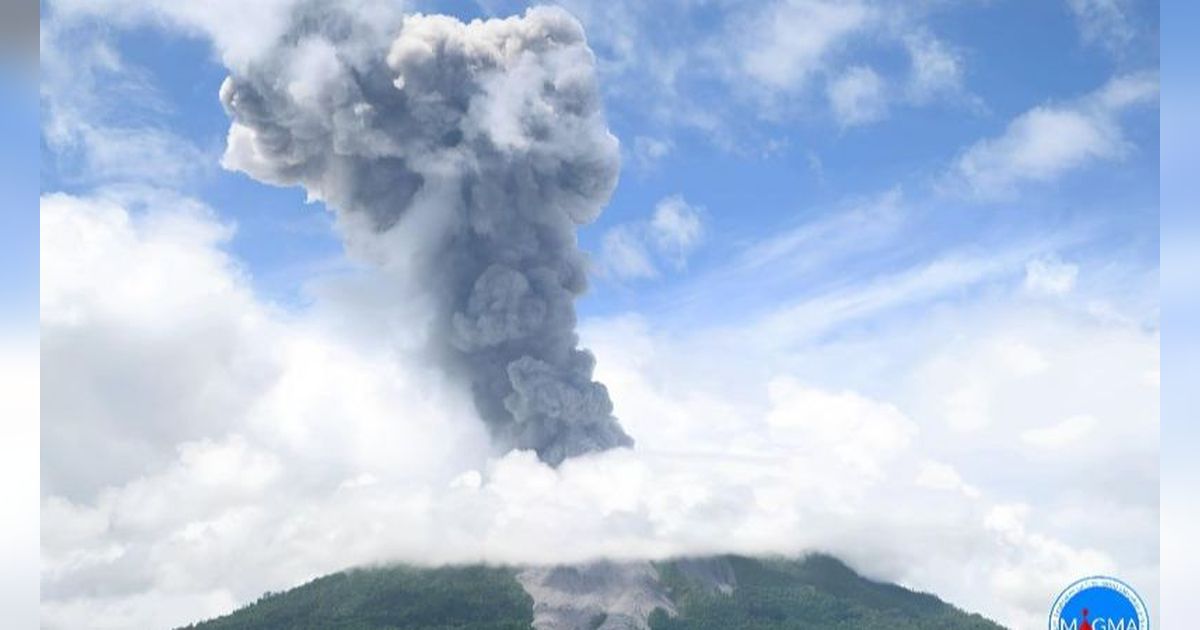 Gunung Ibu Erupsi hingga Ketinggian Kolom Abu 1.500 Meter, Aliran Listrik Sampai Padam