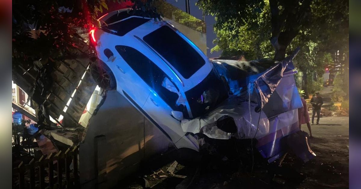 Penampakan Porsche Seruduk Kantor Polisi di Medan, Ringsek Usai Tabrak Avanza hingga Warung