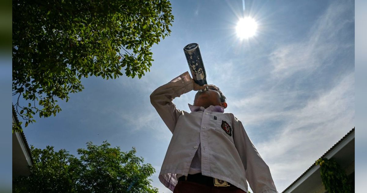 FOTO: Cuaca Panas Ekstrem, Sekolah di Aceh Gelar Pembelajaran di Ruang Terbuka