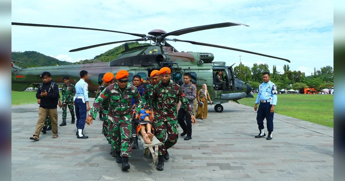 VIDEO: Momen Dramatis Helikopter TNI AU Tembus Daerah Terisolir Evakuasi Lansia & Anak