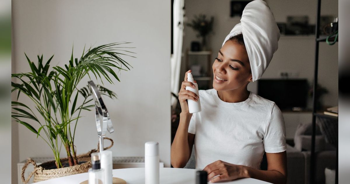 Setting Spray Bikin Makeup Awet, Lakukan 5 Trik Saat Memakainya