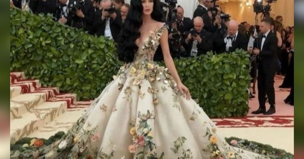 Tak Hadir di Met Gala, 8 Foto Katy Perry Yang Malah Viral Karena 'Kembarannya' di Red Carpet