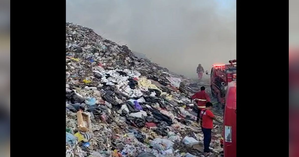 TPA Suwung Denpasar Bali Kembali Terbakar, Petugas Berjibaku Padamkan Api