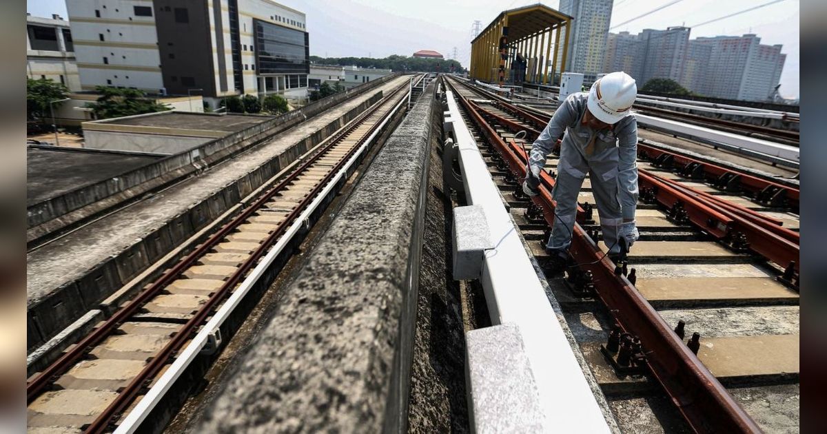 FOTO: Mengintip Cara Teknisi Melakukan Perawatan Sistem Kelistrikan Jalur Kereta LRT Jakarta